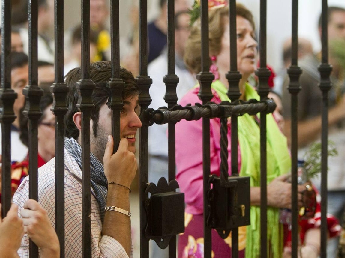 Un rociero reza ante la Blanca Paloma en la ermita (2010)