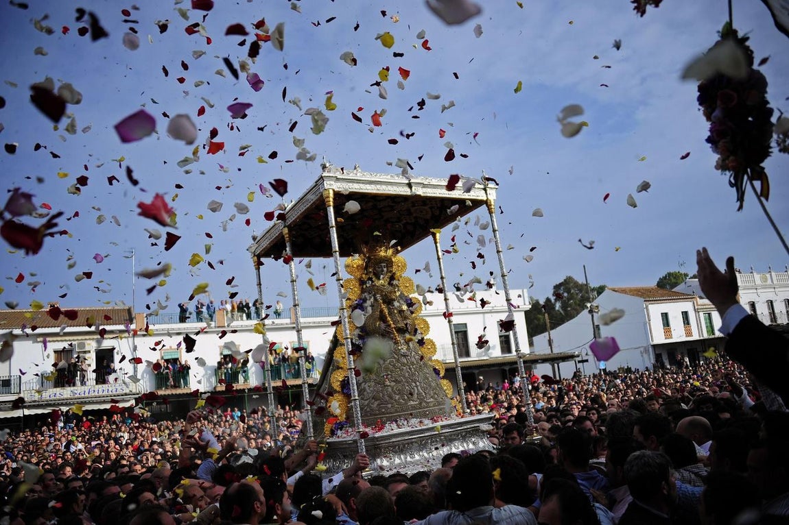 Procesión de la Virgen del Rocío por la aldea almonteña (2013)