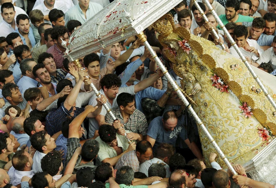 Procesión de la Virgen del Rocío en 2015 por la aldea almonteña