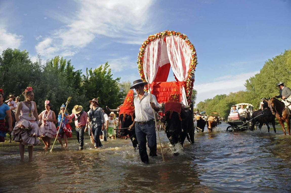 Varias hermandades pasan por el Vado del Quema (2012)