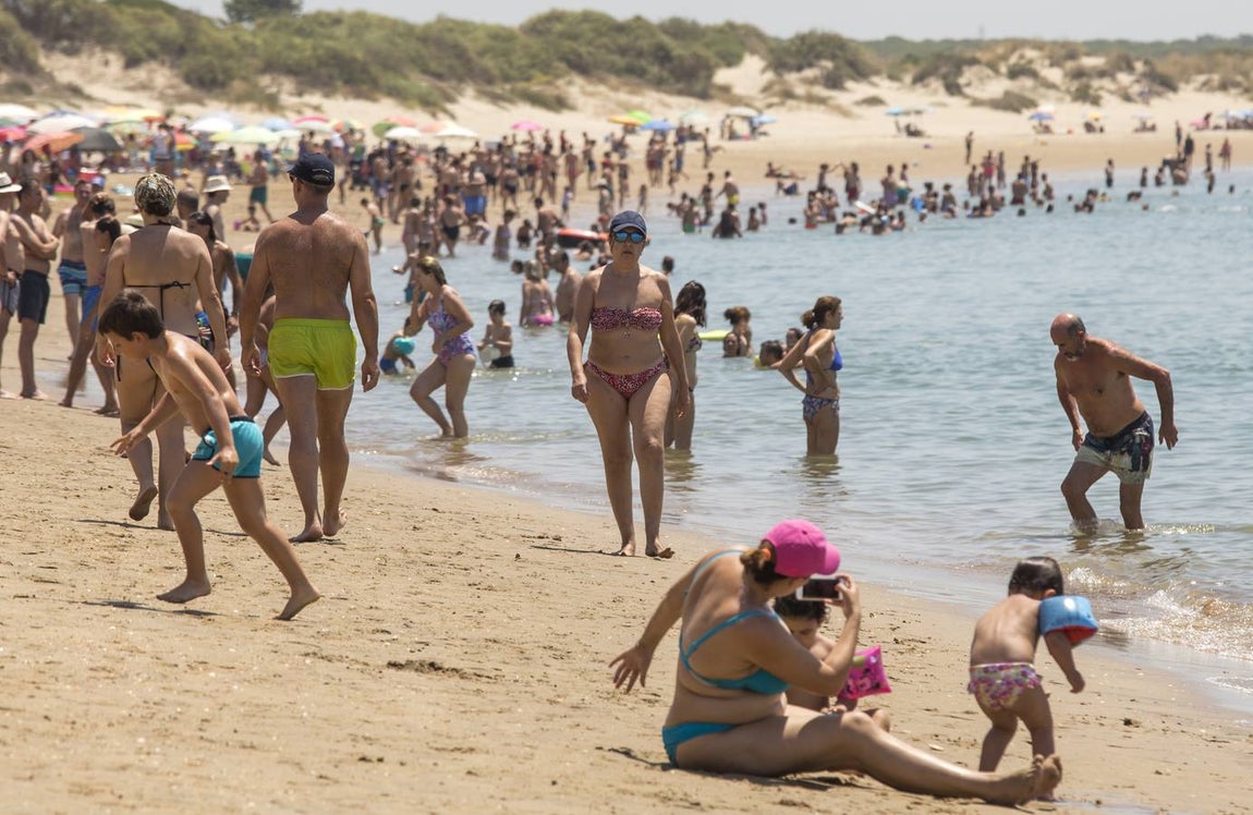 Calles semivacías en Sevilla, playas llenas en Huelva