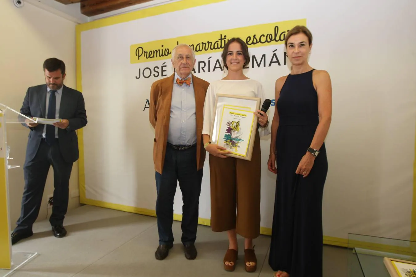 Inocencio Arias  y Elena Sánchez, ganadora del tercer premio del concurso, junto a Carmen Posadas