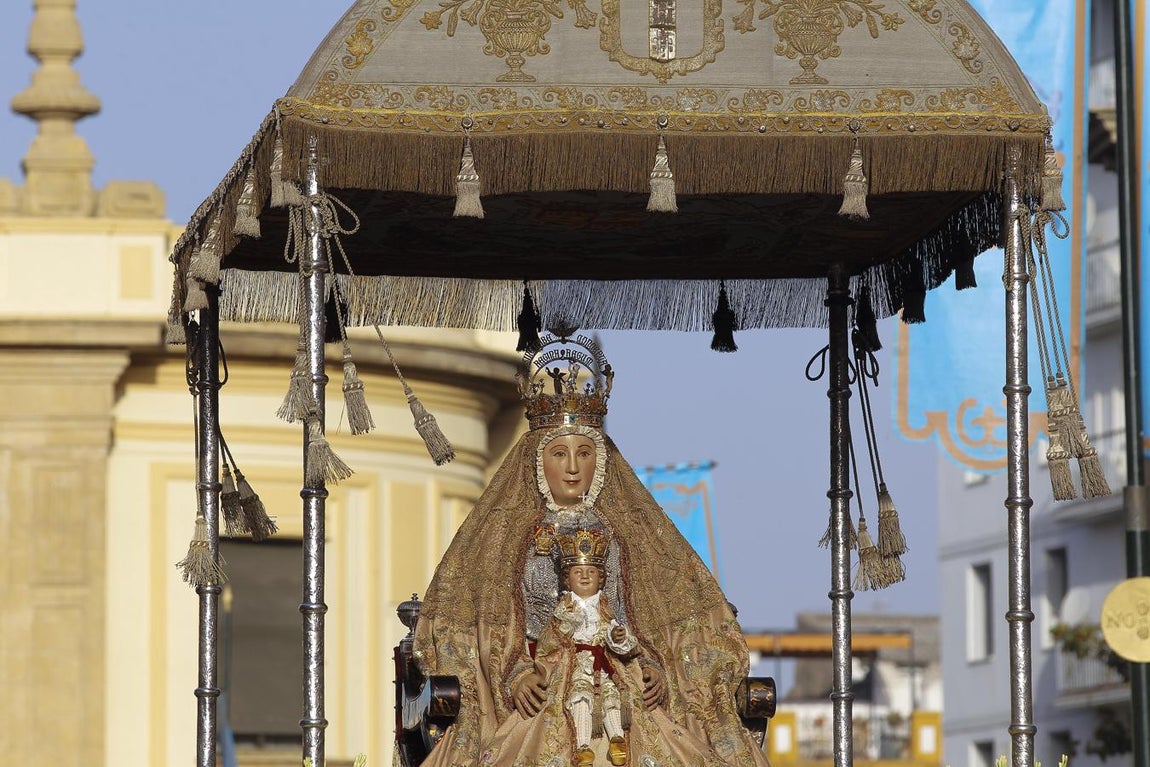 Calurosa bienvenida a la Virgen de los Reyes