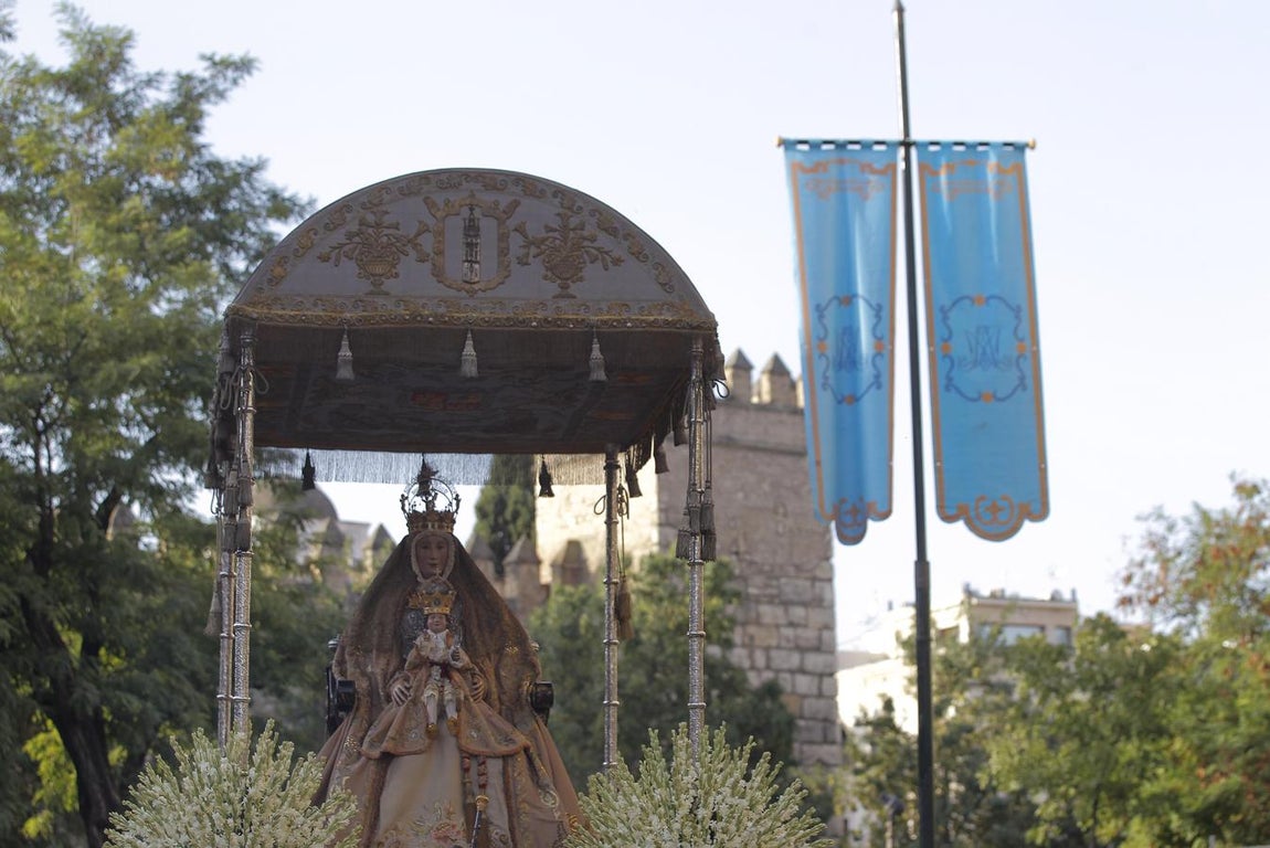 Calurosa bienvenida a la Virgen de los Reyes