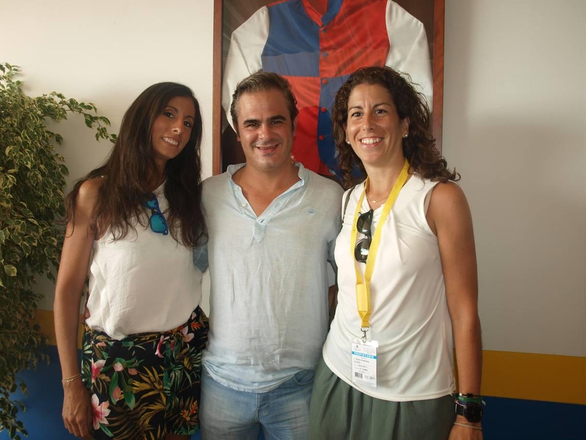 Las hermanas Cecilia y Elena Salamanca con Luis Huertas
