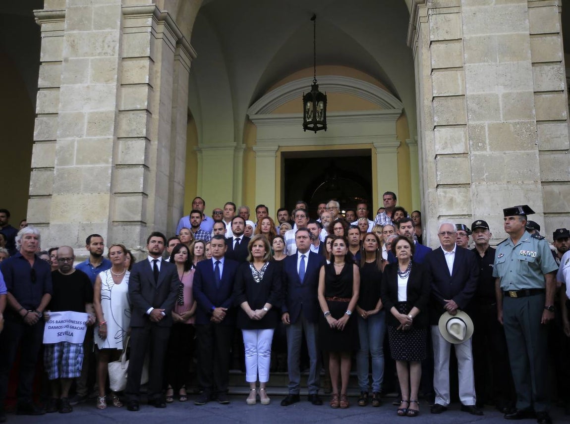 Minuto de silencio por el atentado de Barcelona en Sevilla