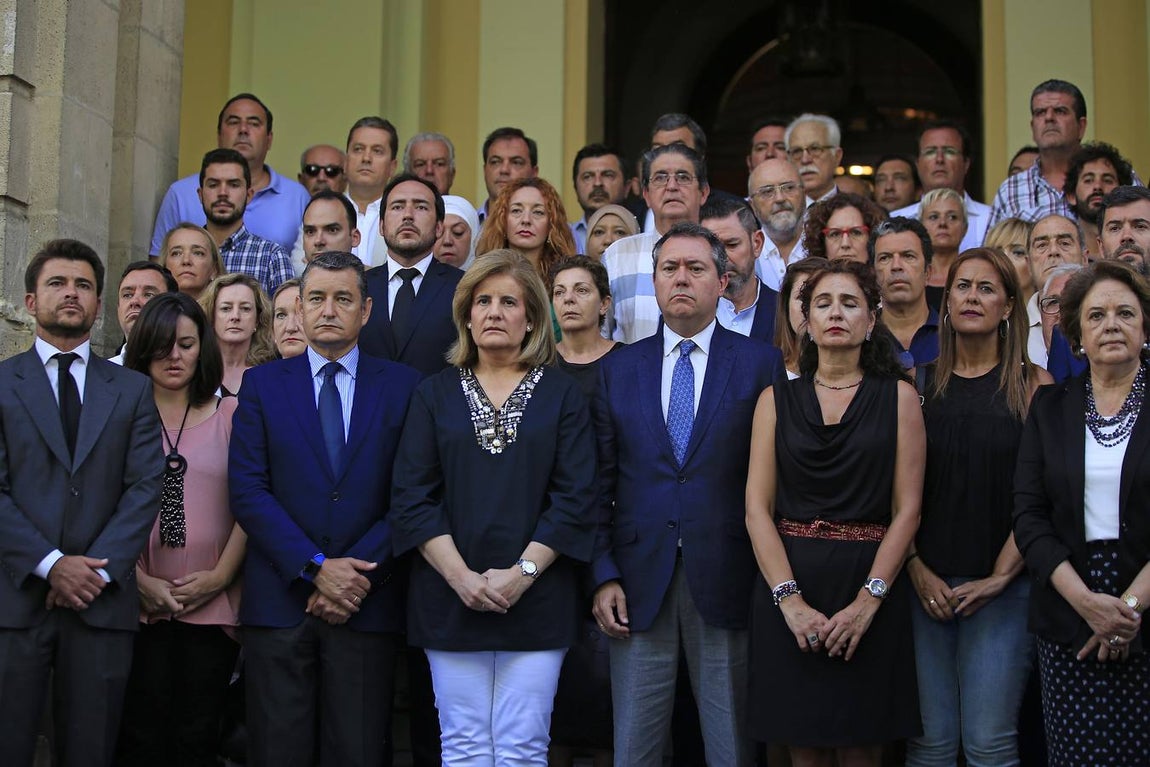 Minuto de silencio por el atentado de Barcelona en Sevilla