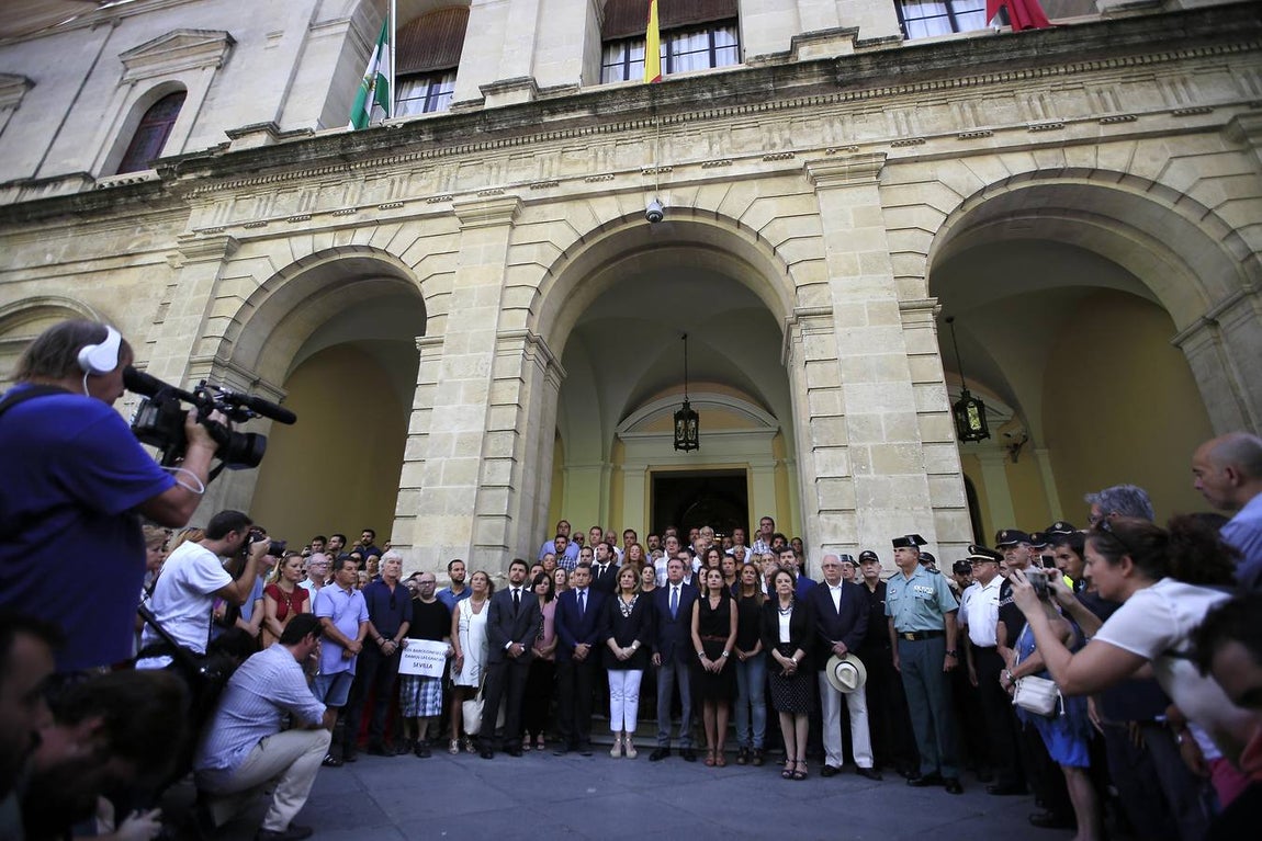 Minuto de silencio por el atentado de Barcelona en Sevilla