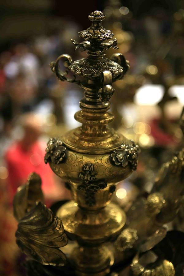 Cientos de sevillanos muestran sus respetos al Rey Santo