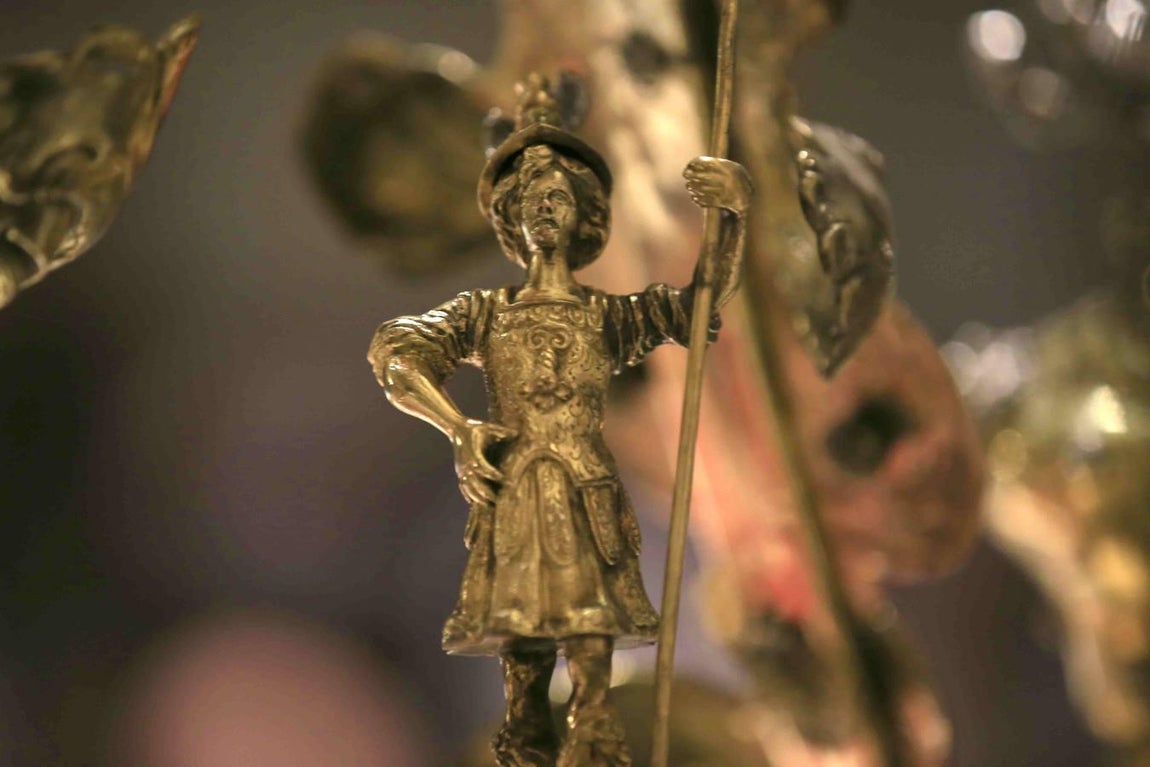 Cientos de sevillanos muestran sus respetos al Rey Santo