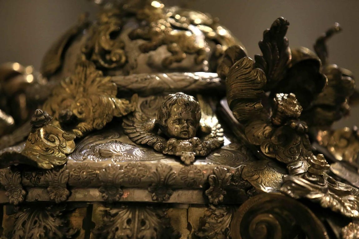 Cientos de sevillanos muestran sus respetos al Rey Santo