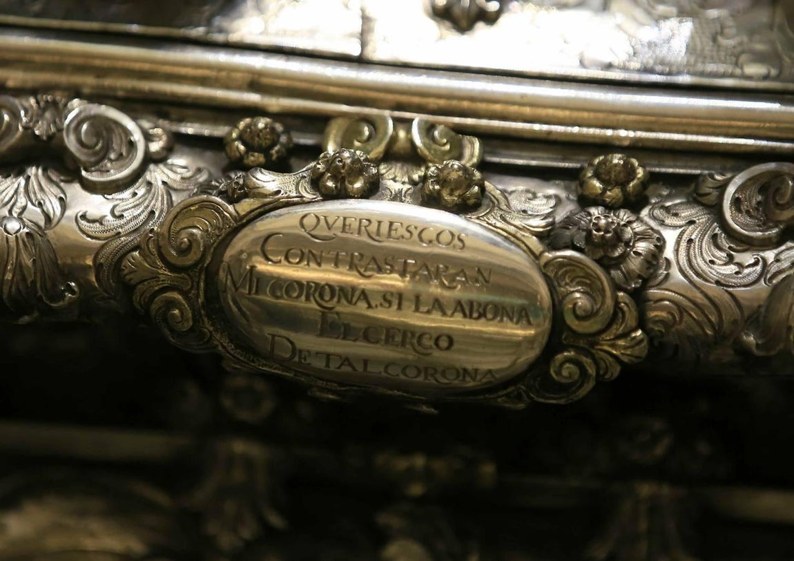 Cientos de sevillanos muestran sus respetos al Rey Santo