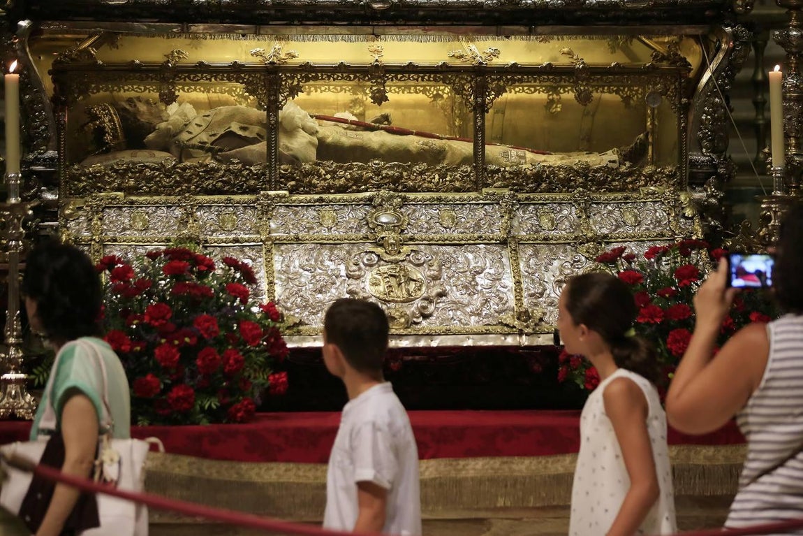 Cientos de sevillanos muestran sus respetos al Rey Santo