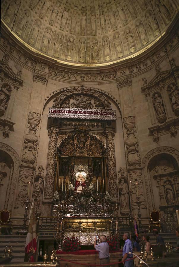 Cientos de sevillanos muestran sus respetos al Rey Santo