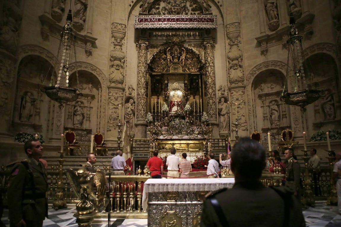 Cientos de sevillanos muestran sus respetos al Rey Santo