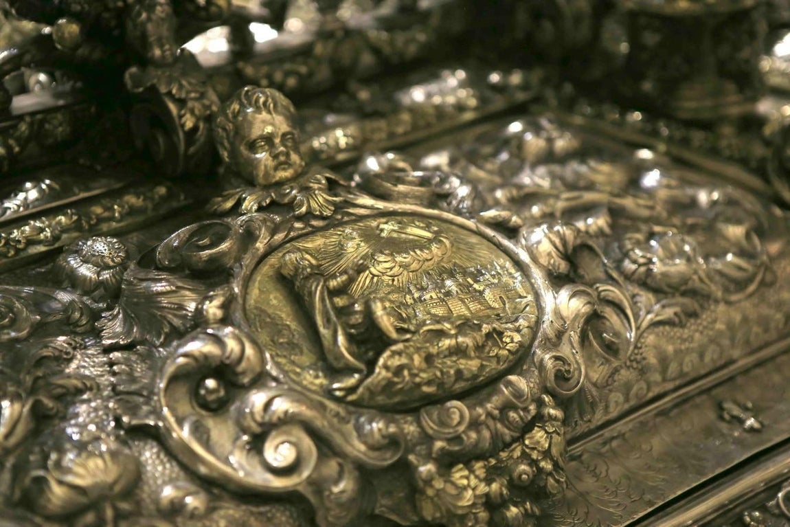 Cientos de sevillanos muestran sus respetos al Rey Santo