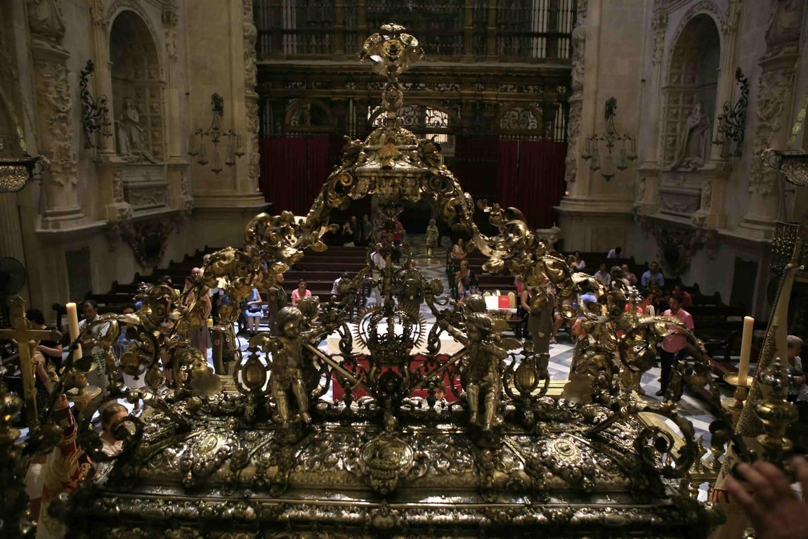 Cientos de sevillanos muestran sus respetos al Rey Santo