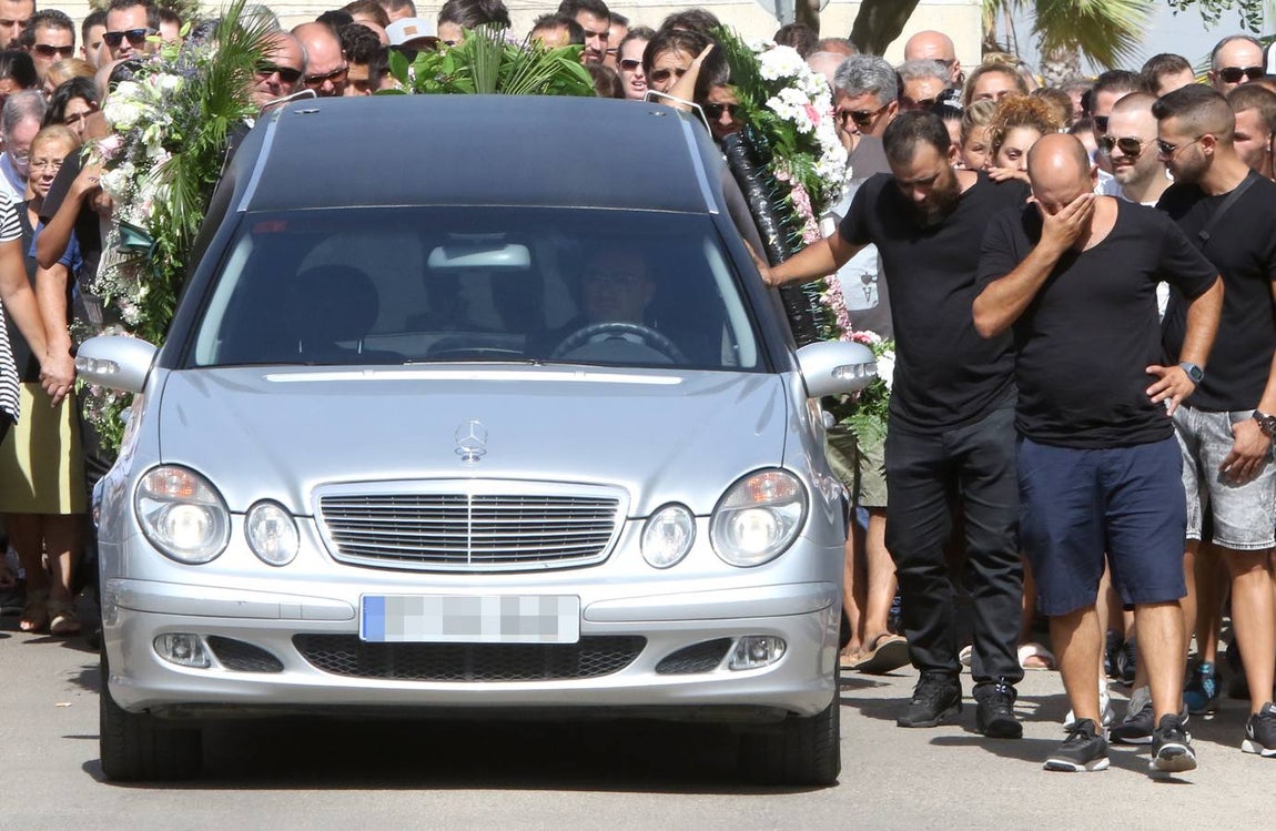En imágenes: Centenares de personas despiden a la joven fallecida en un accidente en Valme
