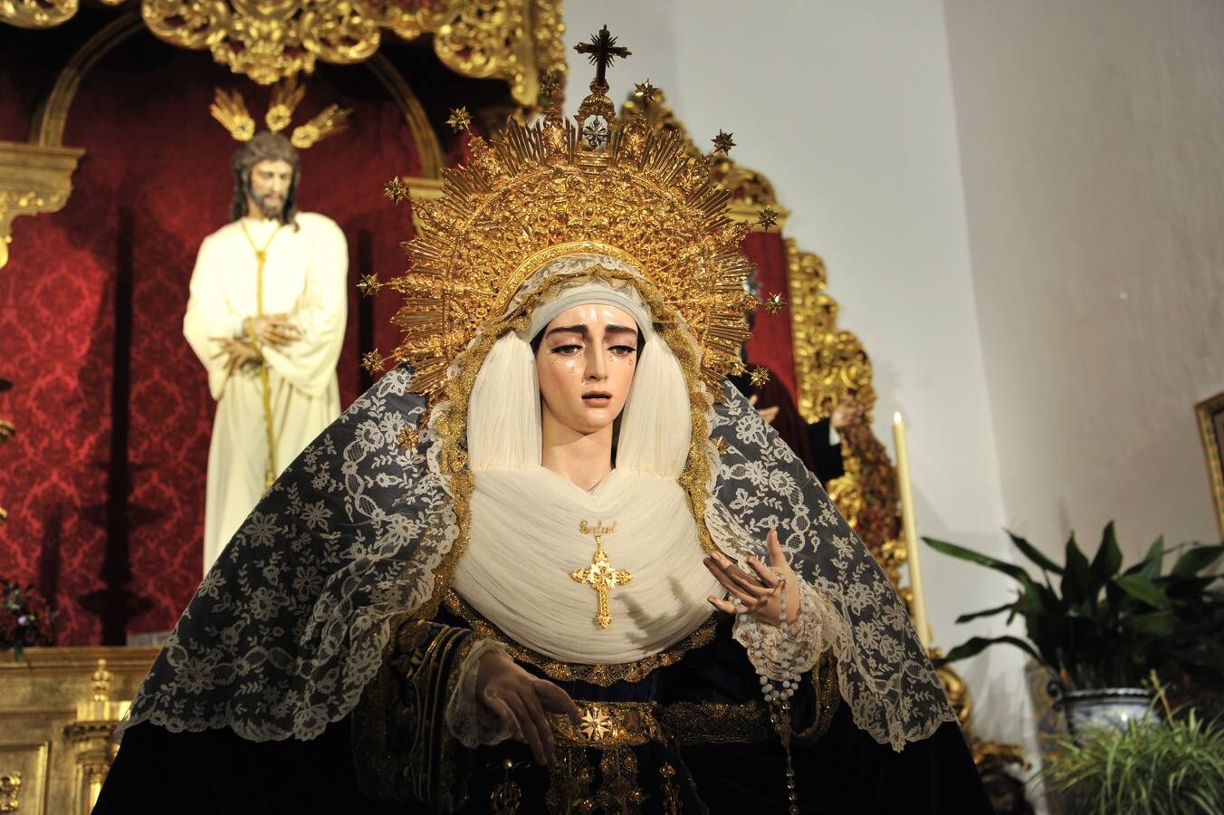 Las mejores fotografías del besamanos de la Virgen de la Salud de San Gonzalo