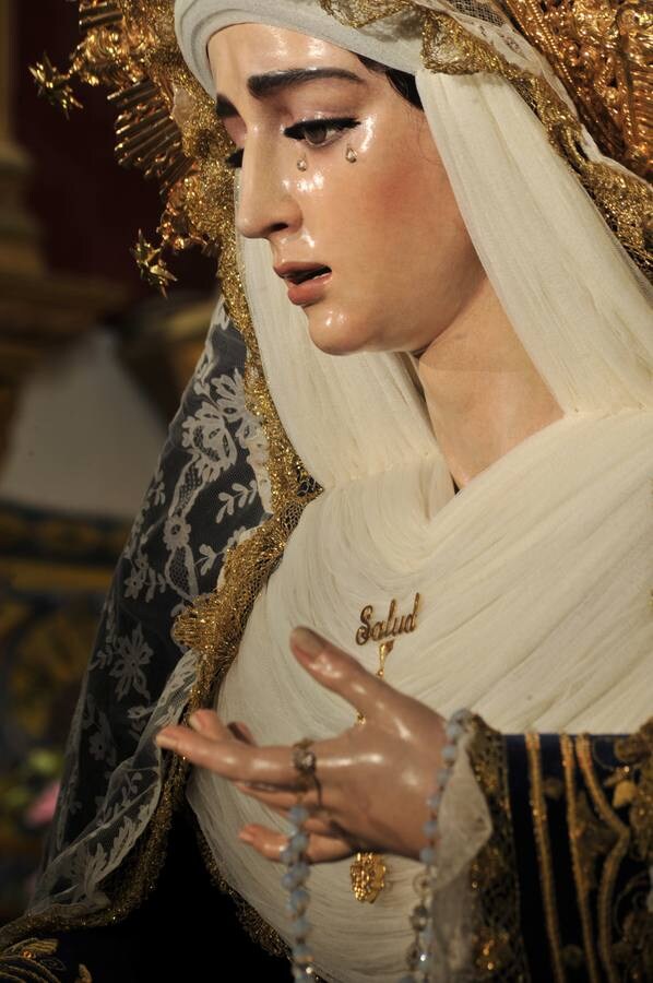 Las mejores fotografías del besamanos de la Virgen de la Salud de San Gonzalo