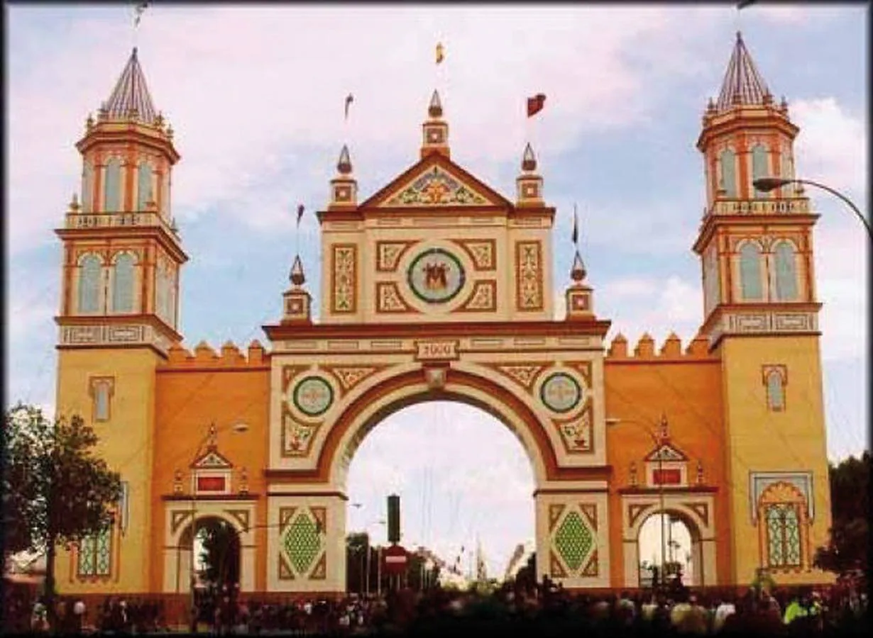 Portada de la Feria de Abril de 2000. Inspirada en la Puerta de la Carne, cerrándose los laterales con dos baluartes que recreaban la torre de la iglesia de San Pedro