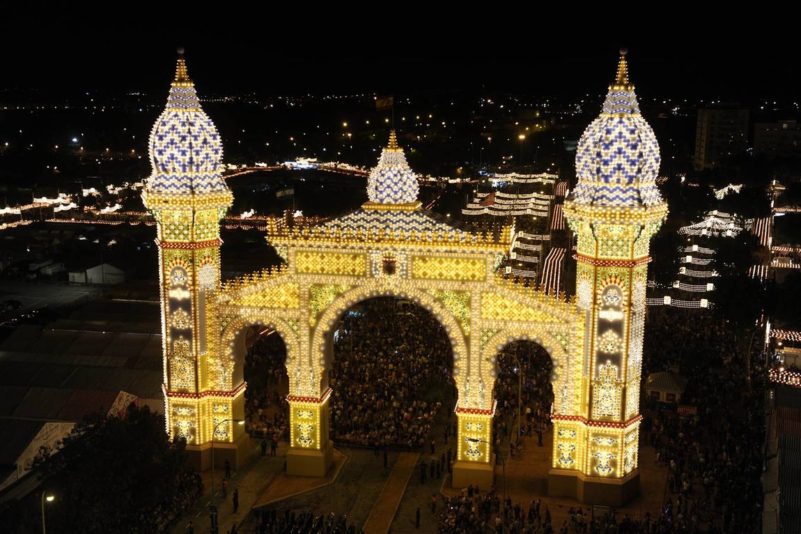 Portada de la Feria de Abril de 2014. La portada de la Feria para 2014 fue diseñada por el arquitecto Gregorio Esteban y se inspiró en los quioscos de agua que se construyeron en la ciudad a finales del siglo XIX, cuando se provocó el éxodo del campo a la metrópoli que ocasionó un problema de abastecimiento de agua potable