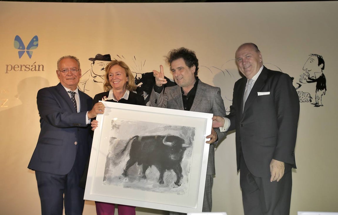 Andrés Calamaro recibe el premio periodístico taurino junto a la presidenta -edictora de ABC, Catalina Luca de Tena, el presidente de Persán, José Moya y el director de ABC de Sevilla Álvaro Ybarra