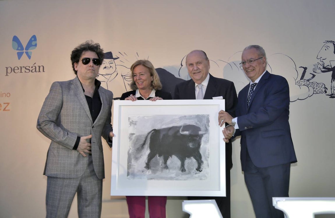 Andrés Calamaro recibe el premio periodístico taurino junto a la presidenta -edictora de ABC, Catalina Luca de Tena, el presidente de Persán, José Moya y el director de ABC de Sevilla Álvaro Ybarra