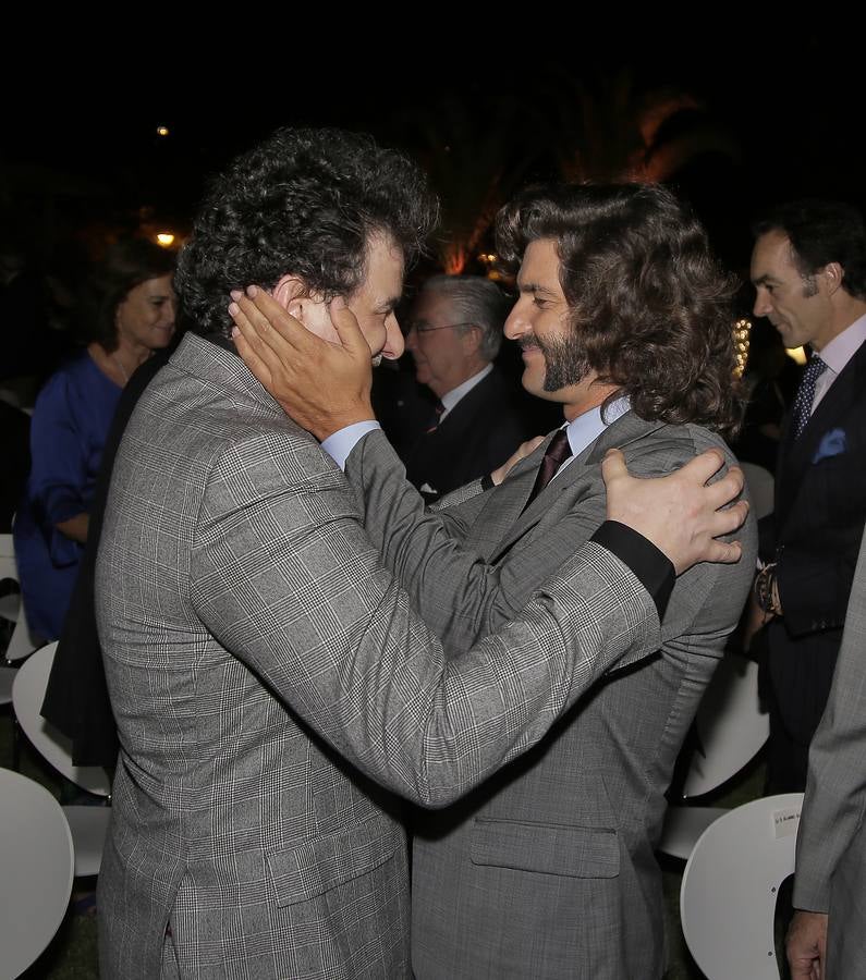 Andrés Calamaro se funde en un afectuoso saludo con el torero sevillano Morante de la Puebla