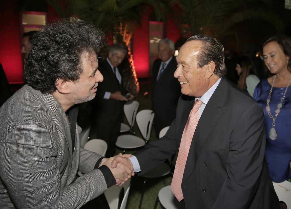 Andrés Calamaro saluda a la leyenda de la tauromaquia Curro Romero