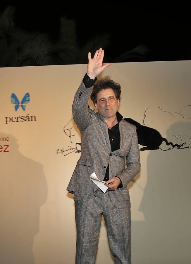 Andrés Calamaro saluda tras su discurso al recibir el X premio periodístico taurino Manuel Ramírez en la casa de ABC de Sevilla