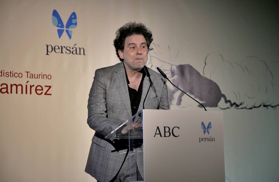 Andrés Calamaro durante su discurso al recibir el X premio periodístico taurino Manuel Ramírez en la casa de ABC de Sevilla