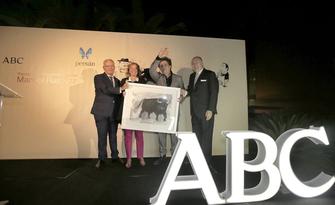 Andrés Calamaro recibe el premio periodístico taurino junto a la presidenta -edictora de ABC, Catalina Luca de Tena, el presidente de Persán, José Moya y el director de ABC de Sevilla Álvaro Ybarra