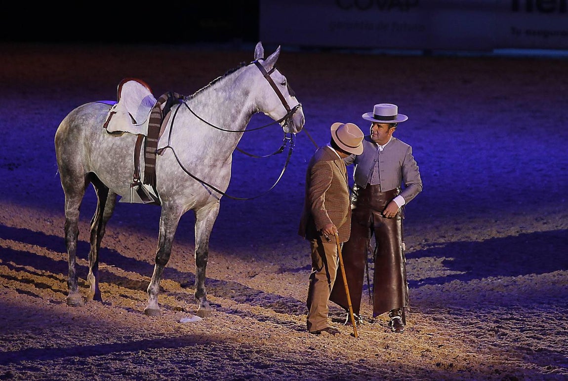 Sicab rinde homenaje a la Policía Nacional y la Guardia Civil con su espectáculo ecuestre