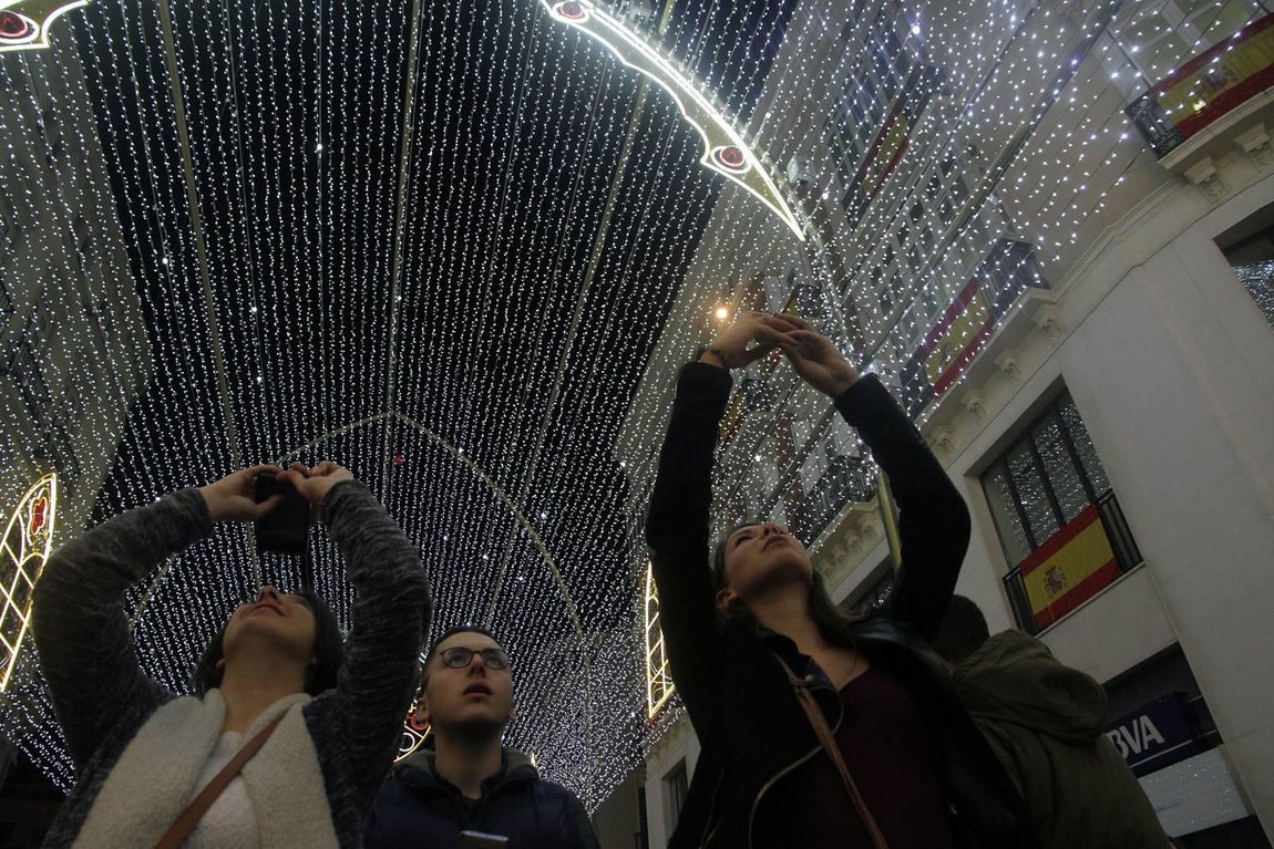 Málaga enciende la Navidad con su espectacular alumbrado