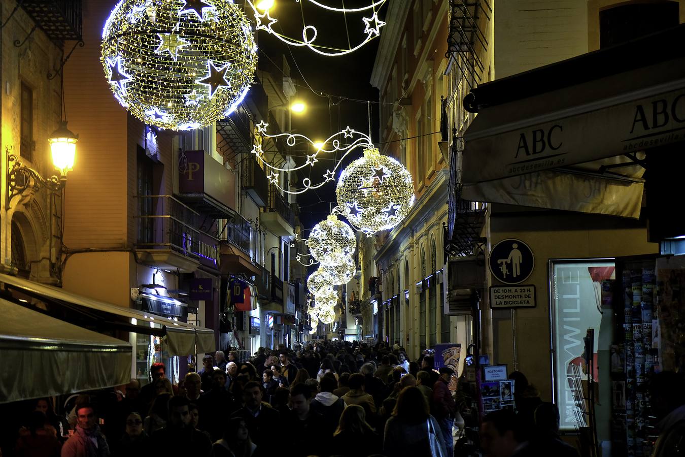 El alumbrado de la iluminación navideña de Sevilla, en imágenes