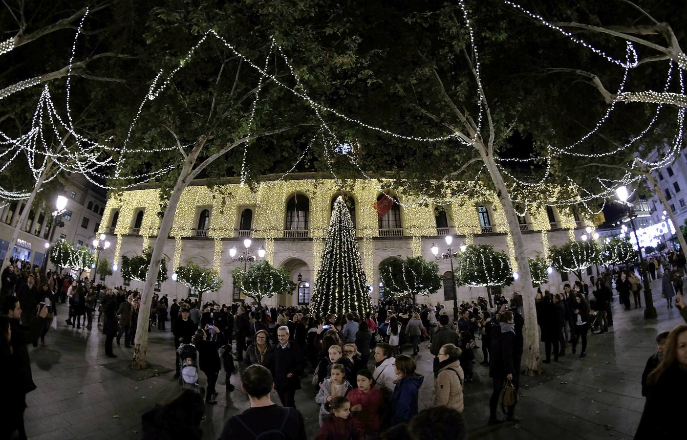 El alumbrado de la iluminación navideña de Sevilla, en imágenes