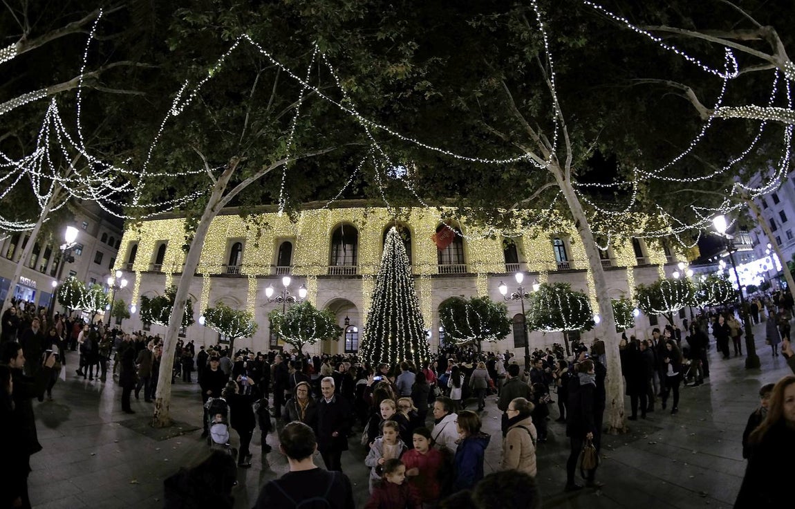 El alumbrado de la iluminación navideña de Sevilla, en imágenes