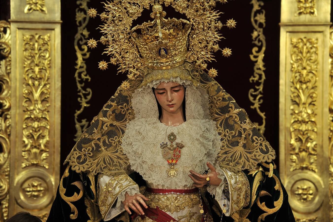 Galería del besamanos de la Virgen de Gracia y Esperanza