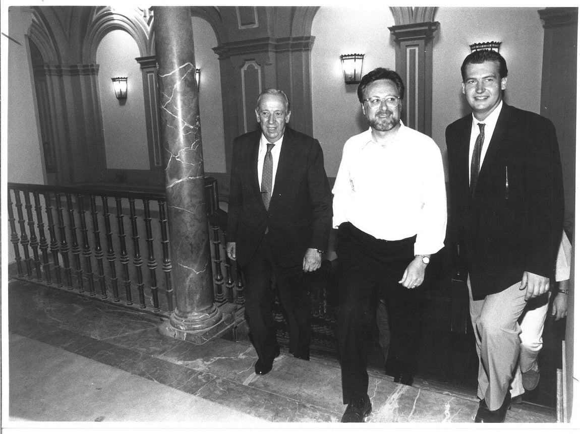 En el Paraninfo de la Universidad acolmpañado de Enrique Montiel, asesor en la Comisaría de la Expo, y su hijo Luis Olivencia Brugger (derecha)