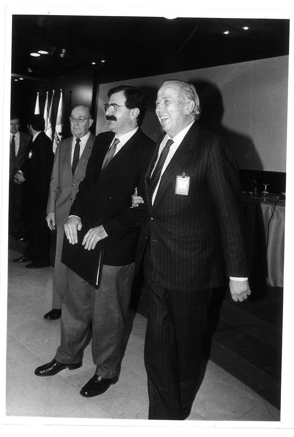 Primera reunión de comisarios. Olivencia del brazo del presidente Borbolla ante la mirada del presidente del BIE