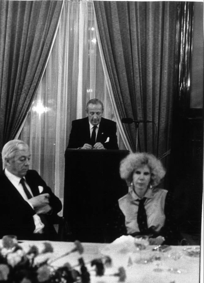 Cena de gala en el Hotel Alfonso XIII de aceptación del premio Andaluz del Año con el editor de ABC Guillermo Luca de Tena y la duquesa de Alba