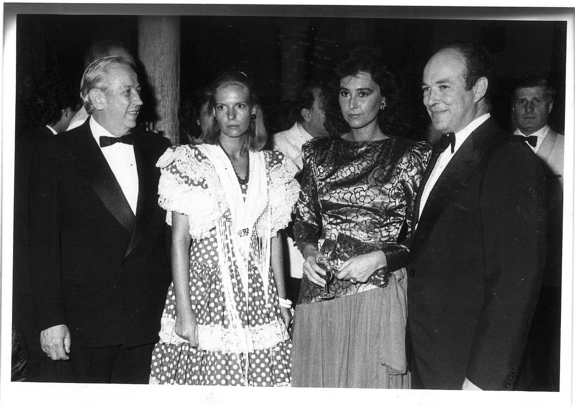 Con su hija Macarena vestida de flamenca y los marqueses de Valencina, Carmen Tello y Miguel Solís  y Martínez Campos