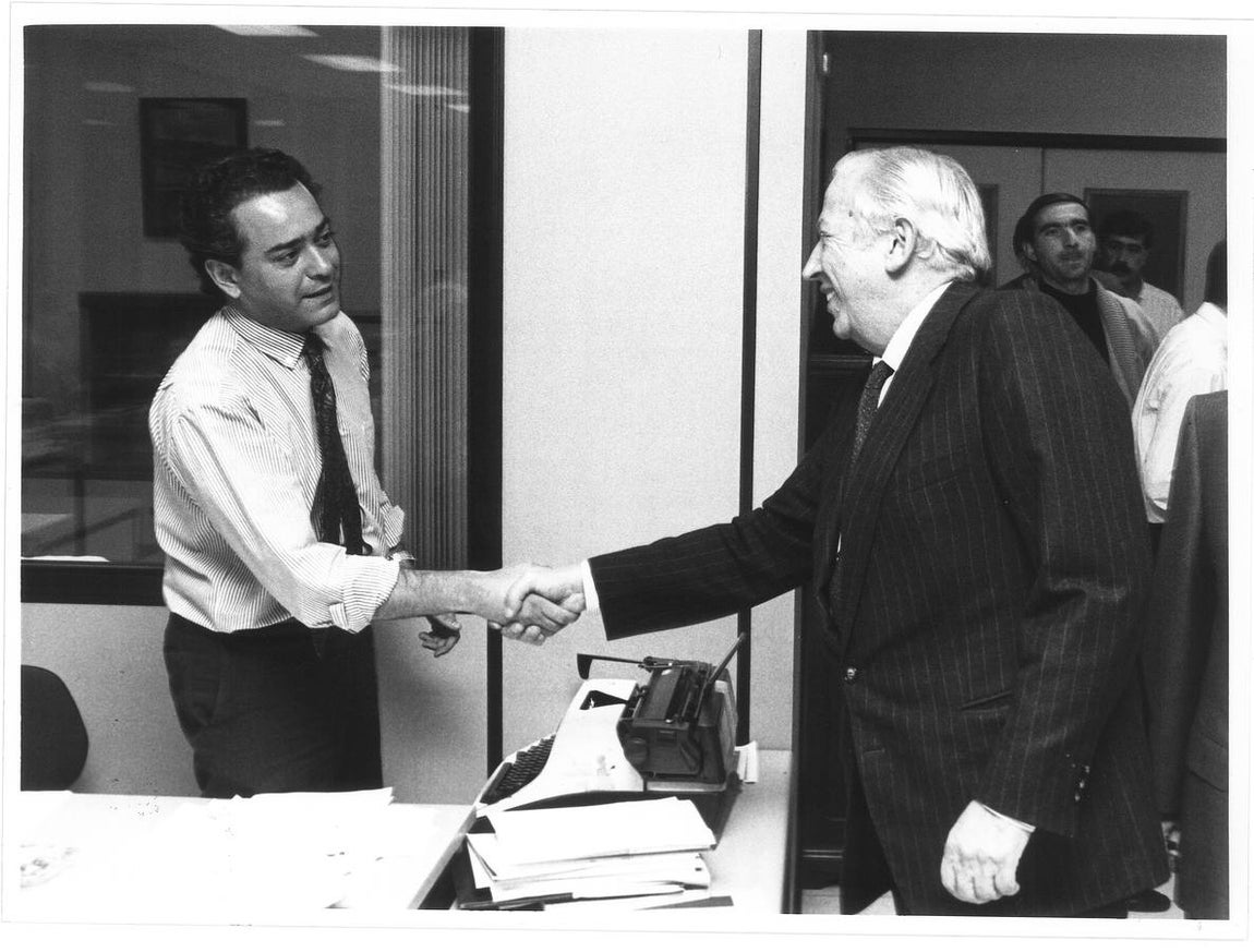 Saludando al hoy director de ABC de Sevilla, Alvaro Ybarra, en las antiguas instalaciones del periódico en Cardenal Ilundain