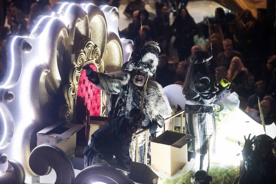 Diluvio de ilusión. Los Reyes Magos inundian calles de Córdoba de alegría y ahuyenta la previsión de agua