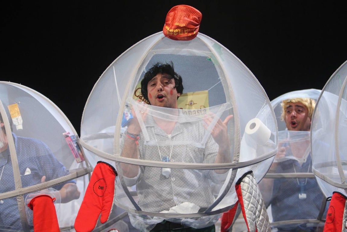 Carnaval de Cádiz: Así fue la actuación de la chirigota «Los que van a su bola»