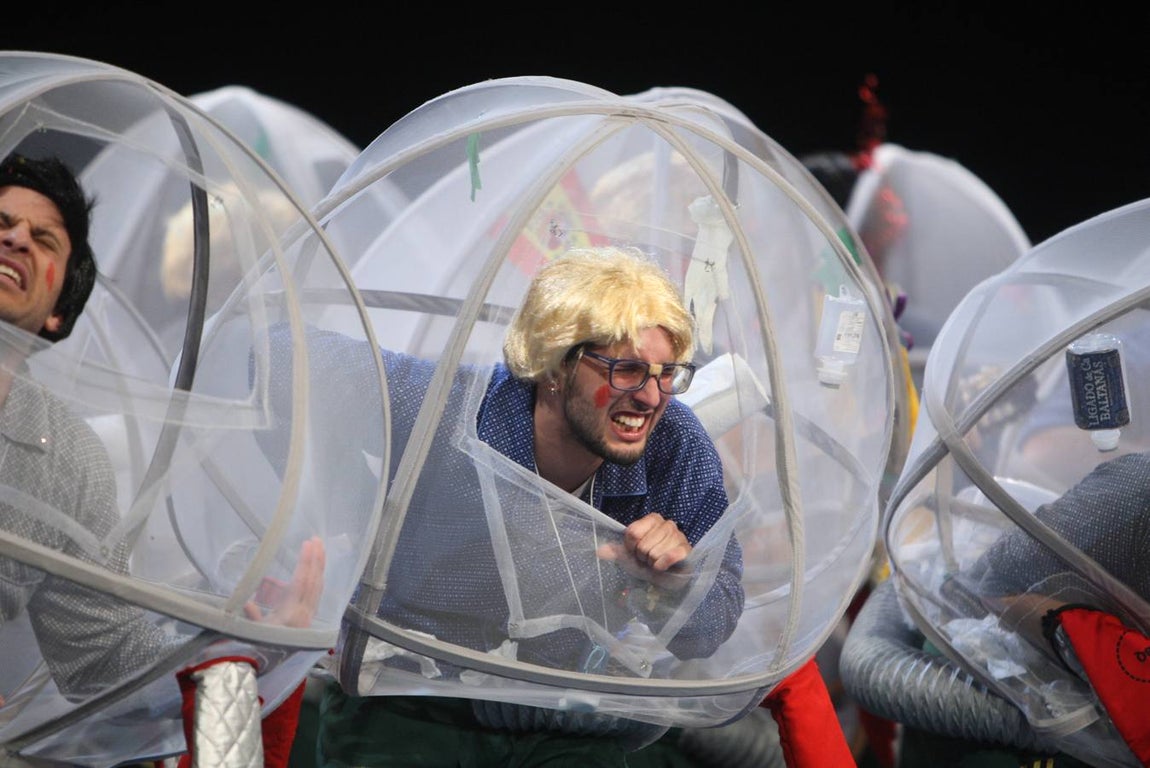 Carnaval de Cádiz: Así fue la actuación de la chirigota «Los que van a su bola»