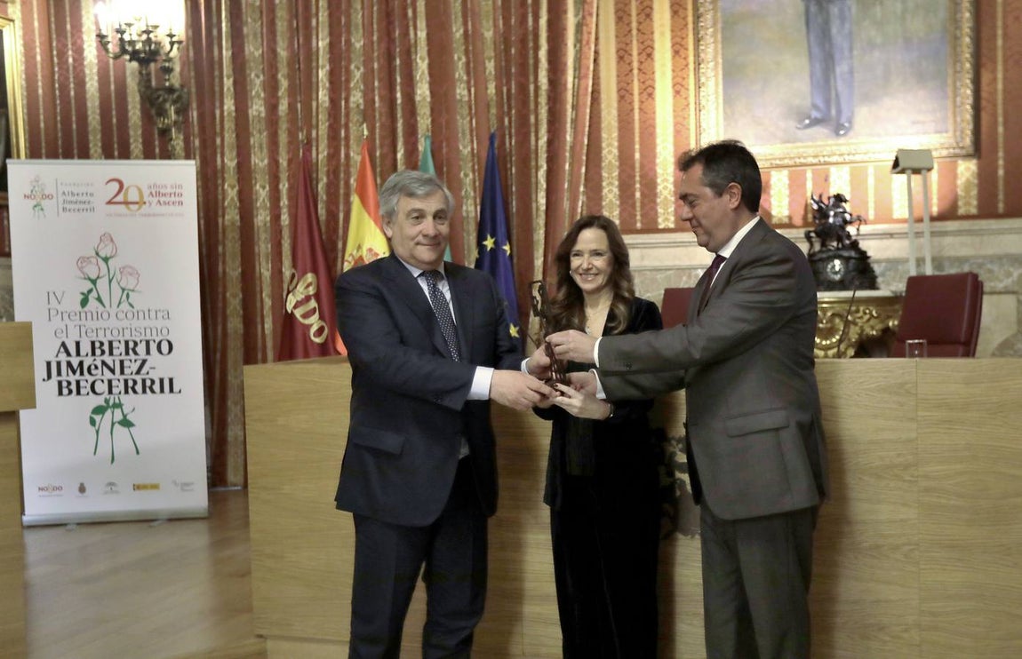 Entrega del premio Jiménez-Becerril a Antonio Tajani