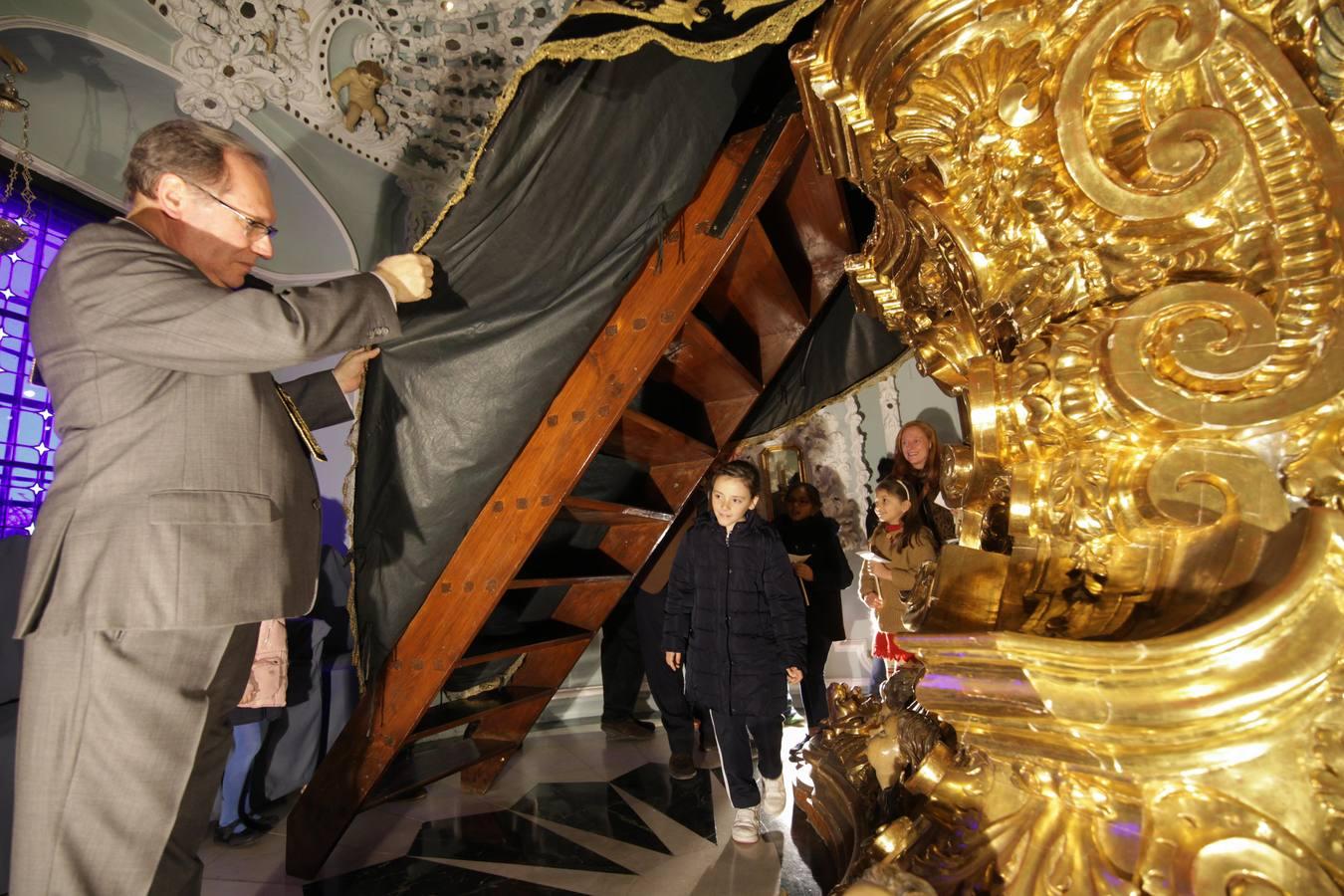 En imágenes, los niños bajo el manto de la Virgen de los Dolores