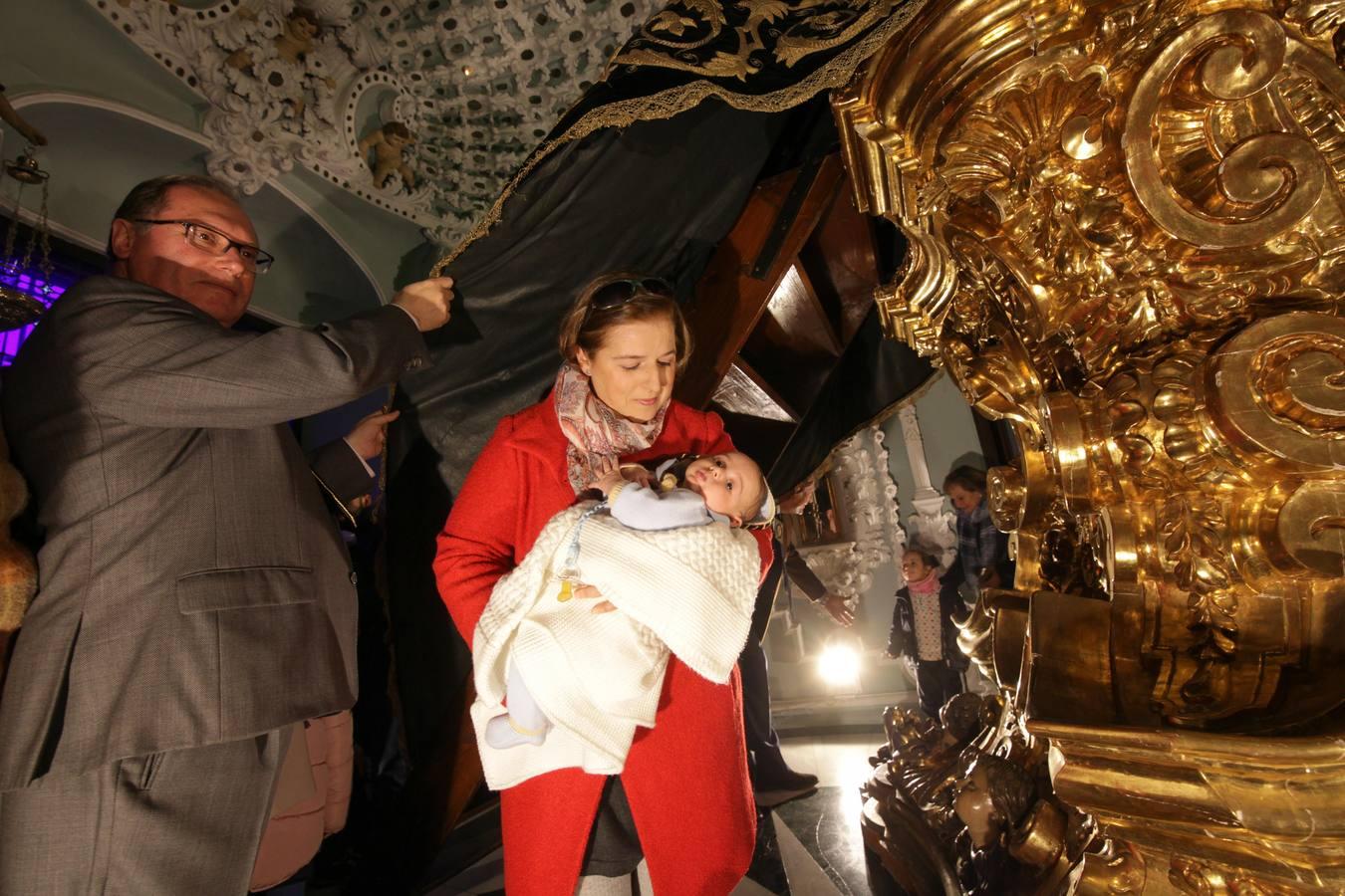 En imágenes, los niños bajo el manto de la Virgen de los Dolores